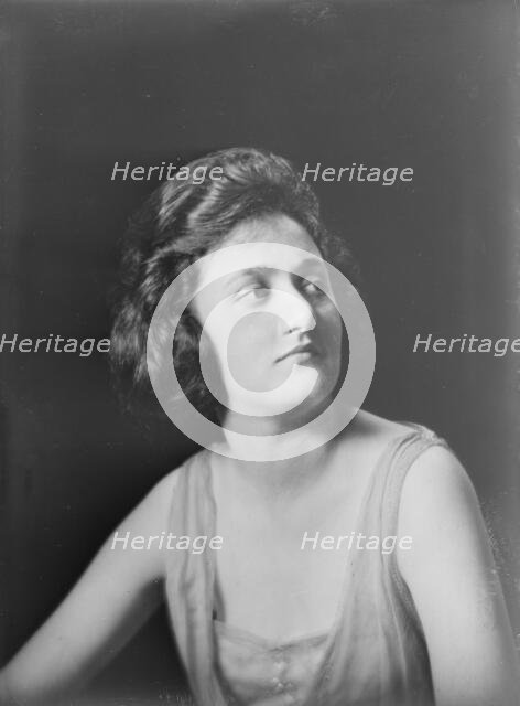 Miss H. Hewitt, portrait photograph, 1919 July 21. Creator: Arnold Genthe.