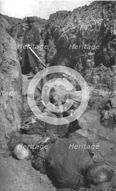 ''Notre offensive d'Artois; Entre Carency et la Targette', 1915. Creator: Unknown.