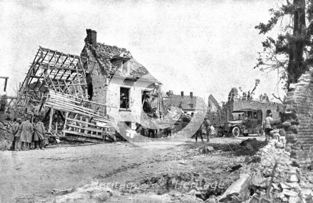 'Dans Montdidier libere; dejeuner de campagne, a l'entre de Montdidier, de M. Clemenceau..., 1918. Creator: Unknown.