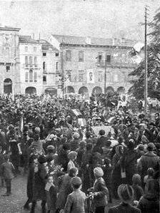 French Troops in Italy; In Verona: French officers are cheered by the crowd ..., 1917. Creator: Unknown.