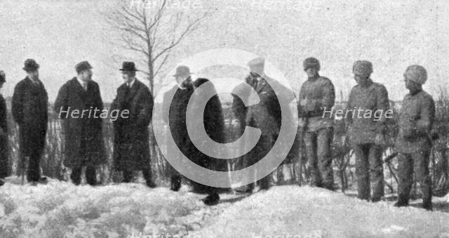 'France et Russie; Consigne suedoise: des soldats ont arrete les ministres francais, qui..., 1916. Creator: Unknown.
