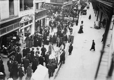 6th Ave., Xmas shoppers [New York], 1910. Creator: Bain News Service.
