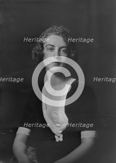 Miss D. Johnston, portrait photograph, 1918 Nov. Creator: Arnold Genthe.