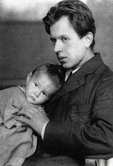 Fritz Platten (1883-1942) with his son Georg, 1910.