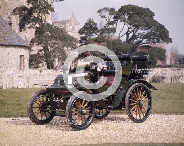 1899 Daimler horseless carriage. Artist: Unknown