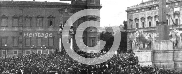 'les premieres operations Italiennes; le 24 mai, la foule massee devant le Quirinal', 1915 Creator: Unknown.