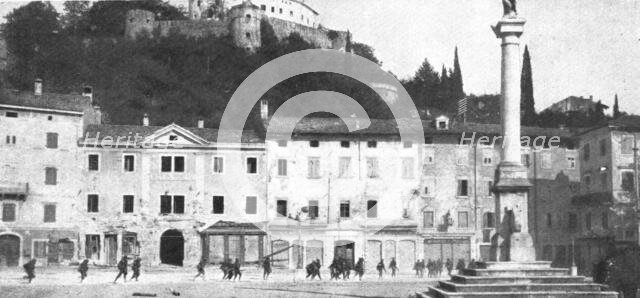 'Victoire Italienne; L'infanterie, prenant possession de la ville, traverse en courant la Piazza Gra Creator: Unknown.