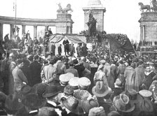 'La Nouvelle Europe; La propagande en Hongrie; A Budapest, devant le monument du Millenaire.., 1919. Creator: Unknown.