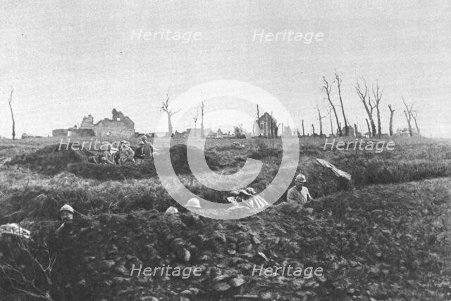 'Entre la Somme et l'oise; Etablissement de positions de repli en avent d'une ferme detruite', 1918. Creator: Unknown.