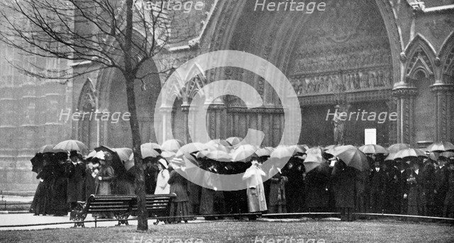 People waiting in the rain in order to attend a service at Westminster Abbey, London, 1910. Artist: Unknown