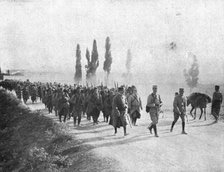 'Les premiers contingents Franco-Anglais a Salonique; Les troupes francaises se... 1915 (1924). Creator: Unknown.