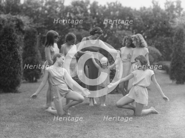 Anita Zahn dancers, between 1911 and 1942. Creator: Arnold Genthe.