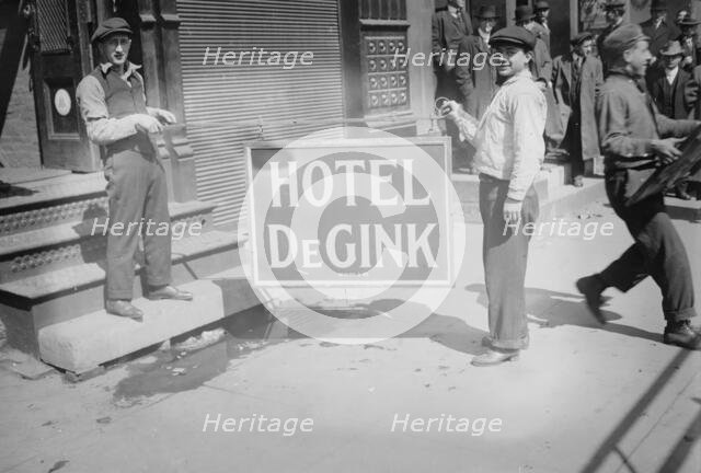 Moving Hotel de Gink, between c1910 and c1915. Creator: Bain News Service.