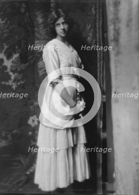 Hadden, Edith, portrait photograph, 1913. Creator: Arnold Genthe.