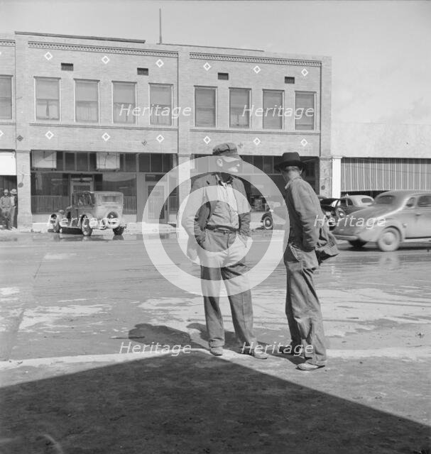 Idle pea pickers discuss prospects for work, Calipatria, Imperial Valley, CA, 1939. Creator: Dorothea Lange.