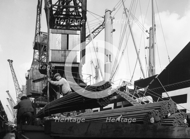 Dockers loading steel bars onto the 'Manchester Renown', Manchester, 1964.  Artist: Michael Walters