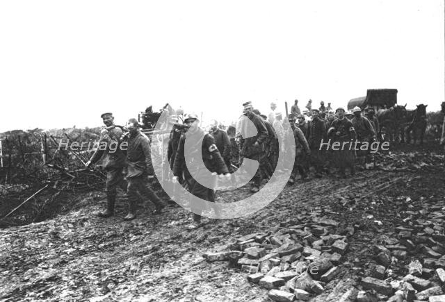 ''Vers L'Arriere; Des prisonniers rapportent dans nos lignes de leurs mitrailleuses', 1916 (1924) Creator: Unknown.