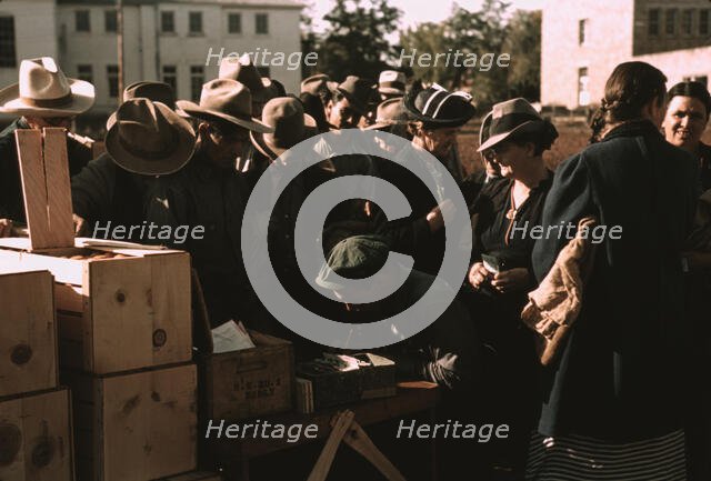 Distributing surplus commodities, St. Johns, Ariz., 1940. Creator: Russell Lee.