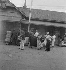 El Paso residents at plant quarantine station, El Paso, Texas, 1937. Creator: Dorothea Lange.