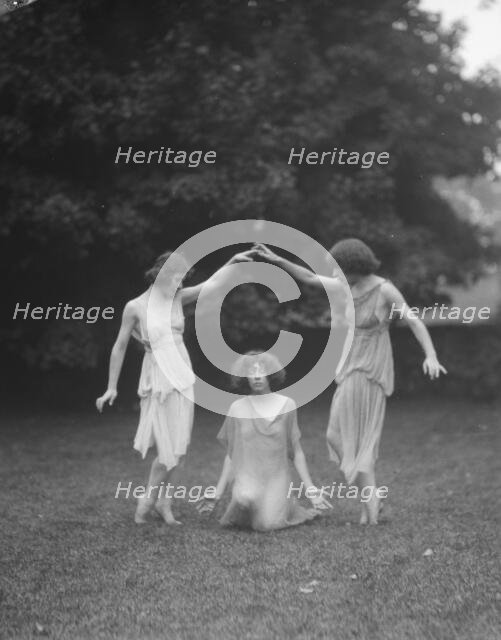 Desha, Leah, and Grace, 1921 Aug. 19. Creator: Arnold Genthe.