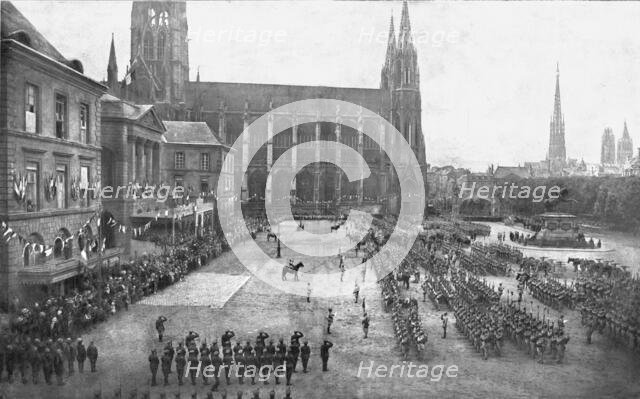 L'appel des morts; le 21 aout 1919, a Rouen, sur la place de l'hotel-de-Ville, la 5e div..., 1919. Creator: Unknown.