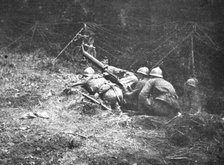 'Victoire Italienne; sur la basse Piave: bersagliers cyclistes armes d'une mitrailleuse..., 1918. Creator: Unknown.