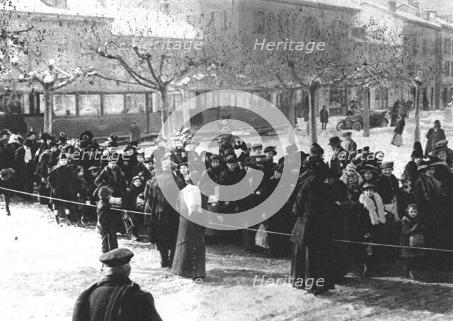 'Les rapatries du Nord de la France a annemasse (Haute-Savoie); une arrivee de..., 1916. Creator: Unknown.