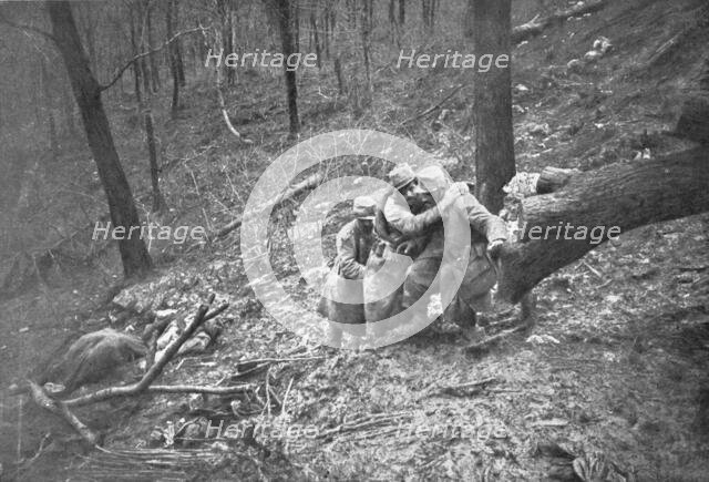 'Aux Eparges; Ceux qui sont en etat de marcher rejoignent l'ambulance par leurs moyens...1915 (1924) Creator: Unknown.