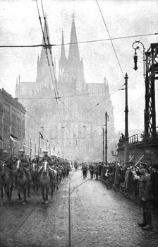 'Les Anglais sur le Rhin; A Cologne, Le defile de la cavalerie britannique a Cologne..., 1918. Creator: Jean Clair-Guyot.