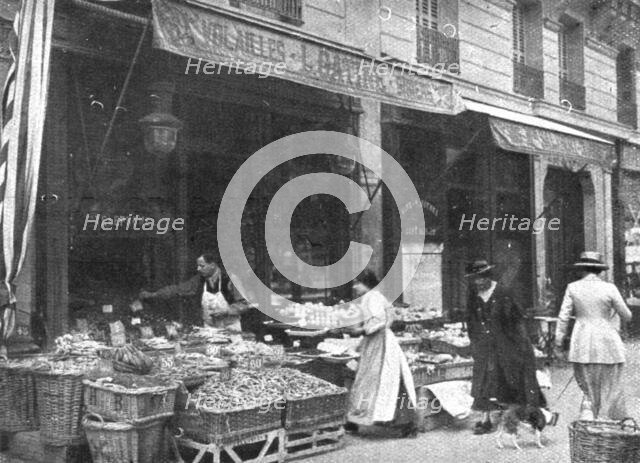 'Paris pendant la "Bataille de Paris"; l'etalage d'un fruitier', 1918. Creator: Unknown.
