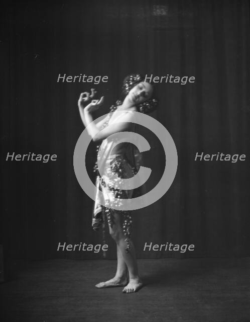 Cowan, Rosamonde, Miss (Rose Rolanda ; Mrs. Miguel C.), 1921 Mar. 1. Creator: Arnold Genthe.