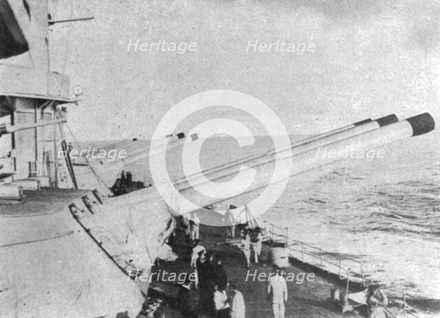 'Le nouveau superdreadnought "Imperatrice-Marie"; La presentation au combat : les canons..., c1915. Creator: Unknown.