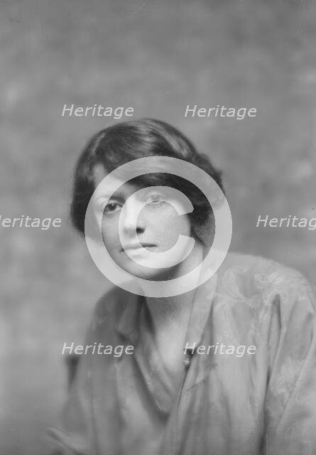 Macre, Leila, Mrs., portrait photograph, 1917. Creator: Arnold Genthe.