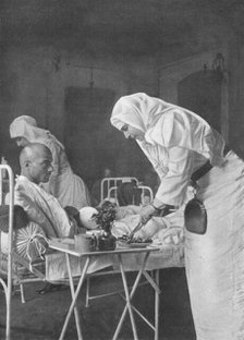 'La Reine Marie de Roumanie au chevet des blesses', 1916. Creator: Unknown.