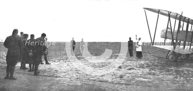 ''Le bapteme de l' "Oiseau"; Avant son premier vol au-dessus des lignes ennemies..., 1915. Creator: Unknown.