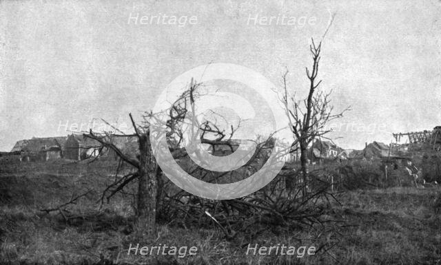'En territoire libere; La lisiere du village de Lassigny, repris par nos troupes le a7 mars 1917', 1 Creator: Unknown.
