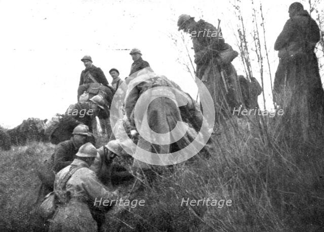 'L'avance Francaise; Ne pouvant user de l'eau des puits ou l'ennemi a precipite du fumier, des caval Creator: Unknown.