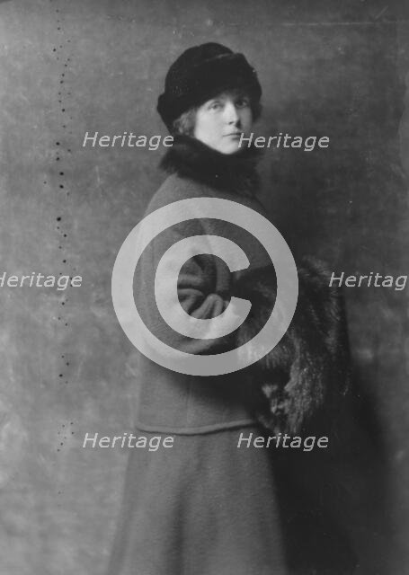 Bryant, George, Mrs., portrait photograph, 1915. Creator: Arnold Genthe.
