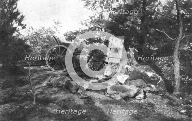 'Notre offensive du 15 decembre 1916; Artilleurs allemands tuers a leur piece', 1916. Creator: Unknown.