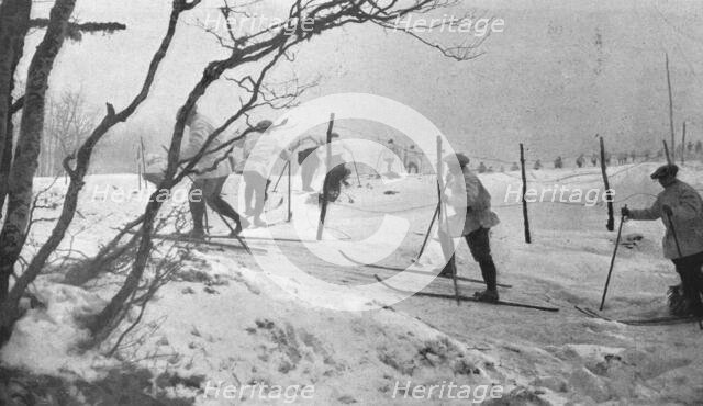 'Skieurs et chiens de guerre dans les neiges vosgiennes; Sur les hauteurs du Lingekopf..., 1916. Creator: Unknown.