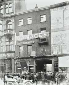 122 Holborn Black Bull Hotel, London, 1904. Creator: Unknown.