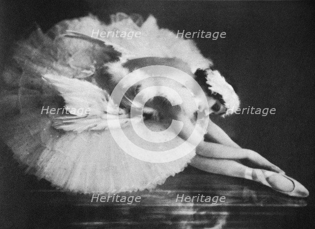 Anna Pavlova in 'The Swan', 20th century. Artist: Unknown