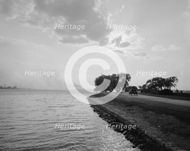 The Shore Drive, Belle Isle [Park], Detroit, Mich., between 1900 and 1920. Creator: Unknown.