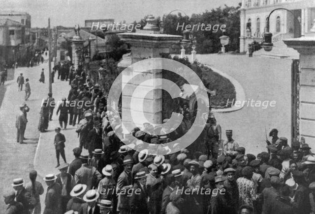 ''L'etat de siege a Salonique; nos soldats gardent l'entrée de la Prefecture', 1916. Creator: Unknown.