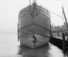 Unidentified freighter, Detroit, Mich., between 1906 and 1915. Creator: Unknown.