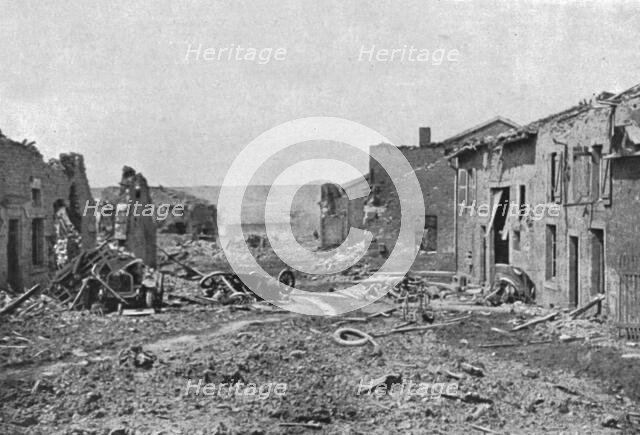 'Devant Verdun; La rue principale de Fleury-devant-Douaumont: les deux camions don’t..., 1916. Creator: Unknown.