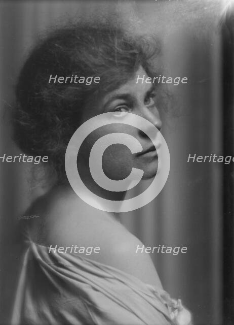 Naetting, Mrs., portrait photograph, 1915 July 6. Creator: Arnold Genthe.