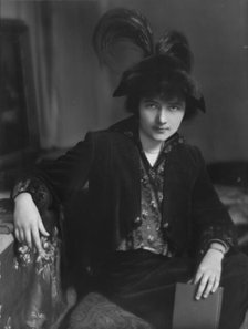 Breckenfeld, Meta, Miss, portrait photograph, 1913. Creator: Arnold Genthe.