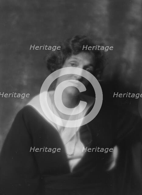 Phipps, Paul, Mrs., portrait photograph, 1914 Apr. or May. Creator: Arnold Genthe.