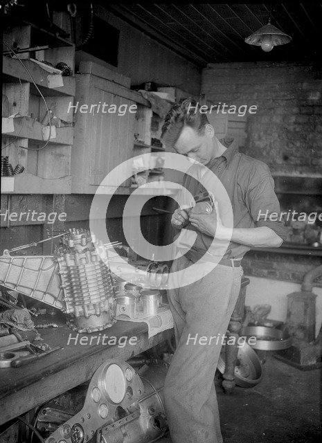 Mechanic working on Raymond Mays' 2996 cc Vauxhall-Villiers. Artist: Bill Brunell.